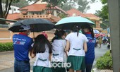 Mưa to ngày thi Toán: “Soái ca”, “soái tỷ” đưa chiếc ô làm trái tim teen 2K2 “có cầu vồng“