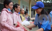 Bà con vùng lũ xúc động nhận quà sẻ chia từ thanh niên