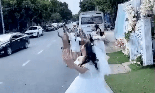 Tranh cãi việc cô dâu tung hoa cưới giữa đường khiến bạn suýt bị container tông