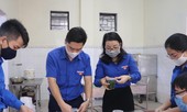 Ấm áp thanh niên tình nguyện chuẩn bị khẩu phần ăn cho người cách ly