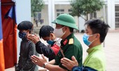 Cha mất, nam thanh niên chít khăn tang viếng cha trong khu cách ly tập trung