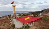 Rừng cờ Tổ Quốc nhuộm đỏ đường chạy trên đảo Lý Sơn