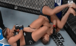 Dính đòn hiểm, nữ võ sỹ MMA hôn mê khi rời sàn đấu