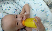 Nụ cười đáng yêu của cặp song nhi sau gần 20 ngày tách rời