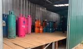 Công an đột kích xưởng chiết gas lậu được quây tôn kín