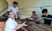Cảm động nhóm bạn khuyết tật vượt khó bằng việc làm tai nghe, xâu vòng tay