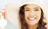 Muốn da không bị khô và bong tróc trong mùa Hè nắng gắt, áp dụng ngay các bí kíp này!