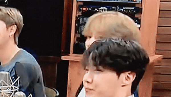 Biểu cảm “hoảng hốt tột độ” siêu buồn cười của V BTS trở thành đề tài hot của netizen Hàn