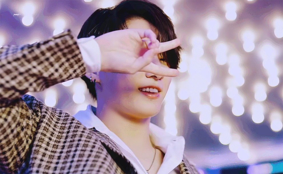 Chỉ có thể là Jung Kook (BTS), mặc đồ đẹp đến mức người nổi tiếng cũng muốn “cheap moment”