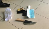 Bệnh nhân nhiễm HIV mang theo dao đòi bác sỹ khám bệnh