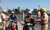 Bị CSGT ‘tuýt còi’, người dân về quê ăn tết bất ngờ được tặng nước suối