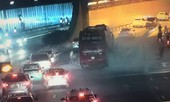 Xe khách bốc khói nghi ngút tối 26 tết, hàng chục người tháo chạy