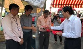 Nguyên Chủ tịch nước Trương Tấn Sang tặng quà cho lái xe khách phục vụ tết