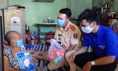 Cảnh sát giao thông tặng quà cho người bị ảnh hưởng COVID-19