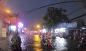 Đường phố Sài Gòn ngập kinh hoàng sau cơn mưa lớn, người dân vật lộn về nhà