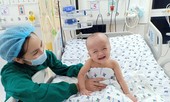 Sau 25 ngày mổ tách, Trúc Nhi và Diệu Nhi tự ngồi dậy