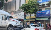 Xe container đại náo đường phố Sài Gòn, tông nát đầu 'xế hộp' BMW