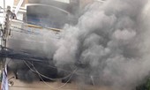 Nhiều người đu dây thoát khỏi nhà cao tầng bốc cháy nghi ngút ở Sài Gòn