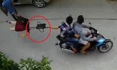 Người phụ nữ ngã đập mặt xuống đường vì bị giật túi xách