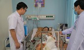Vừa trả lời dứt câu hỏi, người đàn ông bị hai thanh niên lạ mặt chém gần đứt lìa chân