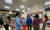 Siêu thị đông đúc, chen chân chờ thanh toán giữa những ngày 'cách ly toàn xã hội'