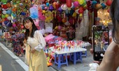 Xem nhiều mua ít, tiểu thương phố Hàng Mã thu 'phí chụp ảnh' để bù lỗ