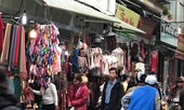 Phố cổ Hà Nội: 'Tháo khoán' vỉa hè ngày giáp Tết?