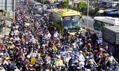 Người dân đội nắng về miền Tây ăn Tết