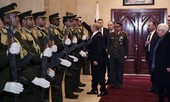 Cảnh ông Putin nhặt mũ giúp binh sĩ Palestine nức lòng cư dân mạng