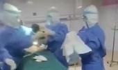 Bác sĩ mặc đồ bảo hộ đỡ đẻ cho sản phụ nghi nhiễm coronavirus