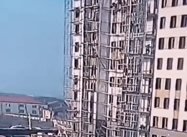 Năm công nhân may mắn sống sót sau vụ sập giàn giáo cao 9 tầng