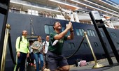 Hành khách quỳ gối nức nở khi rời tàu du lịch bị các nước ‘xua đuổi’ vì Covid-19