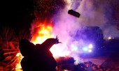 Dân Ukraine ném đá, chặn đường xe chở người sơ tán từ tâm dịch Covid-19