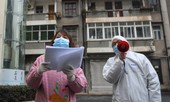 Không dám mở cửa vì sợ Covid-19, bé 6 tuổi âm thầm sống cùng thi thể ông