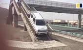 Bỏ lỡ ngã rẽ, tài xế hùng hổ lái SUV lên cầu đi bộ để sang đường