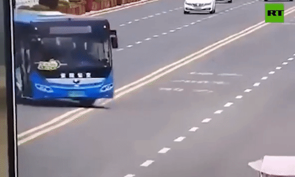 Xe buýt chở học sinh đi thi đại học lao xuống hồ, 36 người thương vong