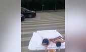 Nhức mắt nhìn đôi nam nữ chụp ảnh chăn gối trên phố đông người