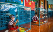 Học sinh Thái Lan lủi thủi ngồi chơi trong hộp phòng COVID-19