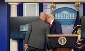 Nổ súng bên ngoài Nhà Trắng, ông Trump vội vã rời phòng họp