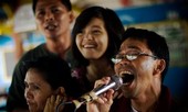 Philippines: Thống đốc kêu gọi tố cáo người hát karaoke để phòng chống COVID-19