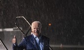 Ông Joe Biden đội mưa vận động cử tri ở bang chiến địa