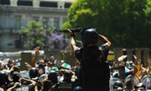 Người hâm mộ đụng độ cảnh sát tại tang lễ huyền thoại Maradona