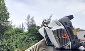 Xe đầu kéo lật nghiêng trên đường, tài xế may mắn thoát chết