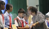 Trao học bổng cho học sinh dân tộc thiểu số, con em gia đình ngư dân khó khăn