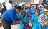 Gói hơn 2000 bánh chưng tặng bệnh nhân, người nghèo ăn Tết