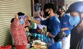 Đoàn viên chế mũ chắn giọt bắn tặng tiểu thương các chợ