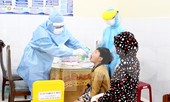 Xem các kíp xét nghiệm COVID-19 'làm hết công suất' lấy mẫu cho người dân Đà Nẵng