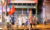 Người dân Đà Nẵng hát vang, vẫy cờ thời điểm gỡ phong tỏa
