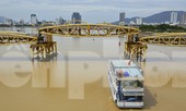Độc đáo hình ảnh cây cầu ở Đà Nẵng 'biến hình' cho thuyền lưu thông