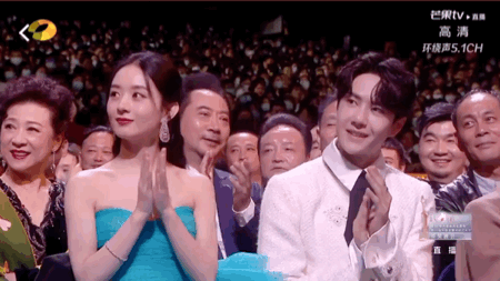 Triệu Lệ Dĩnh và Vương Nhất Bác ngồi kế nhau ở Kim Ưng, dân mạng réo “Chiếu phim lẹ đi!”